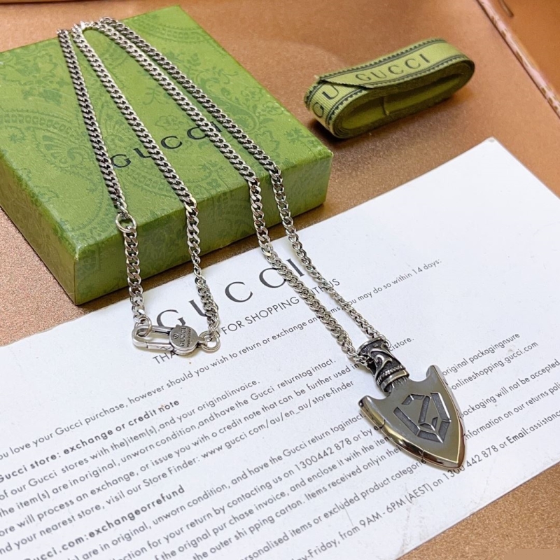 G*u*i necklaces